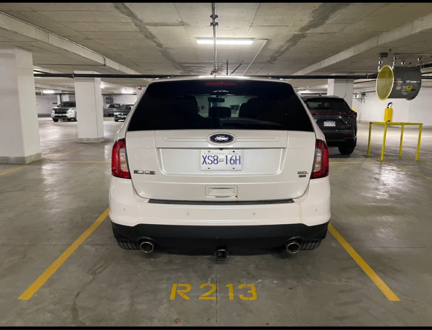 White Ford Edge SUV - photo 2