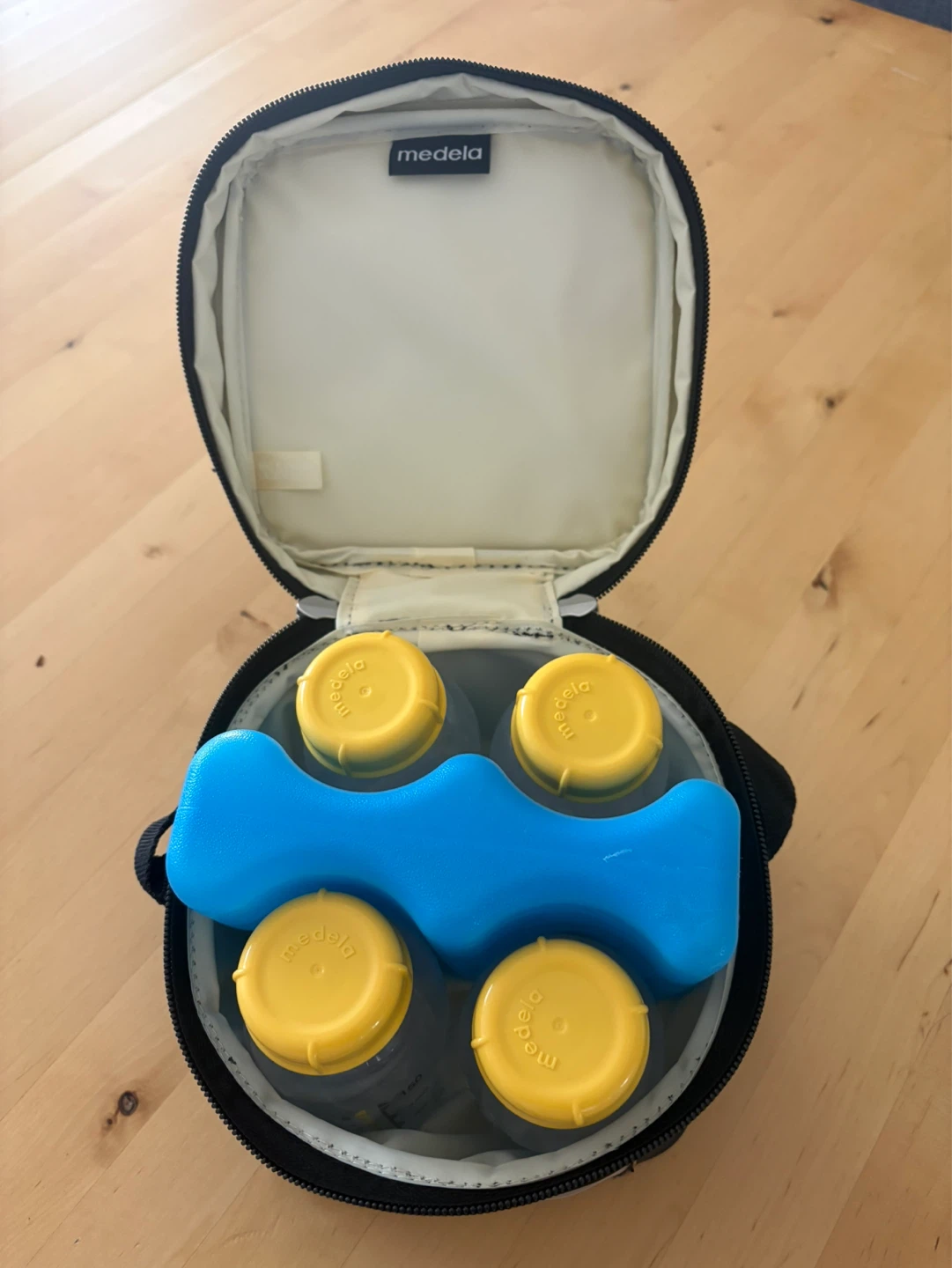 Medela Breast Milk Cooler Bag with 4 Bottles - photo 2