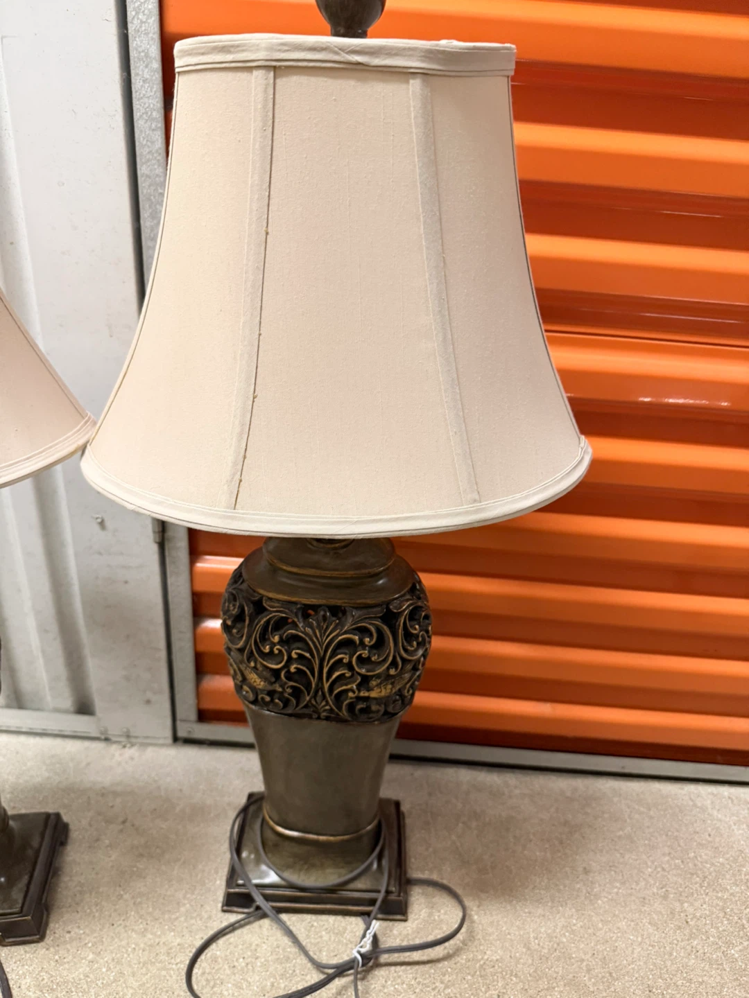 VTG Pair of Ornate Table Lamps with Beige Shades - photo 4