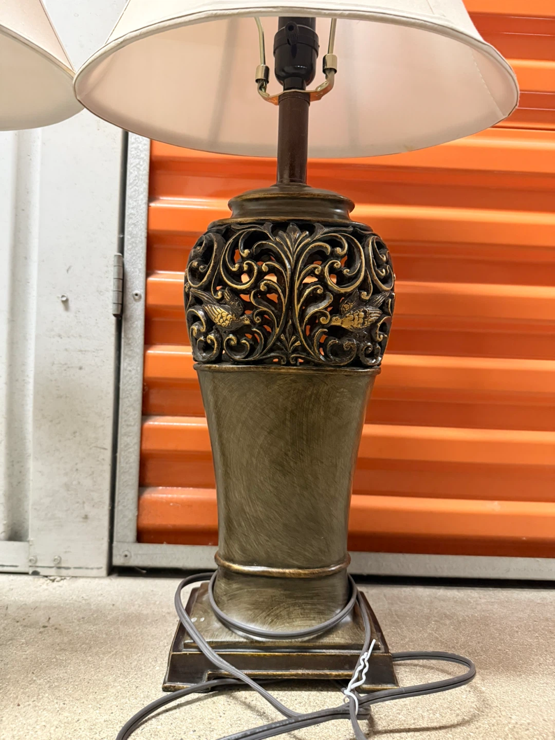 VTG Pair of Ornate Table Lamps with Beige Shades - photo 2