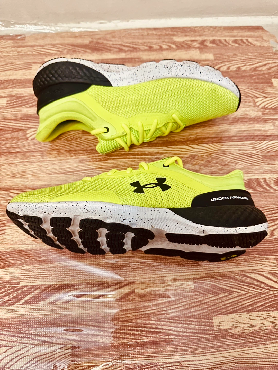 Under Armour Charged Escape 4 Men's Running  Size 9 Neon Yellow - photo 2
