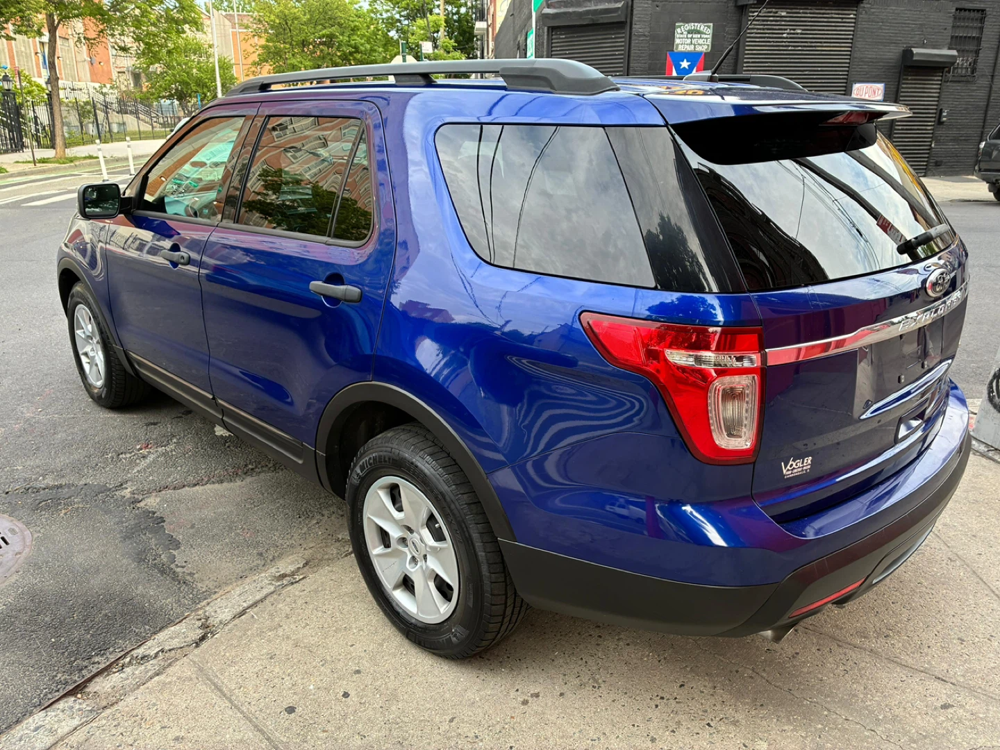 Blue Ford Explorer SUV - photo 4