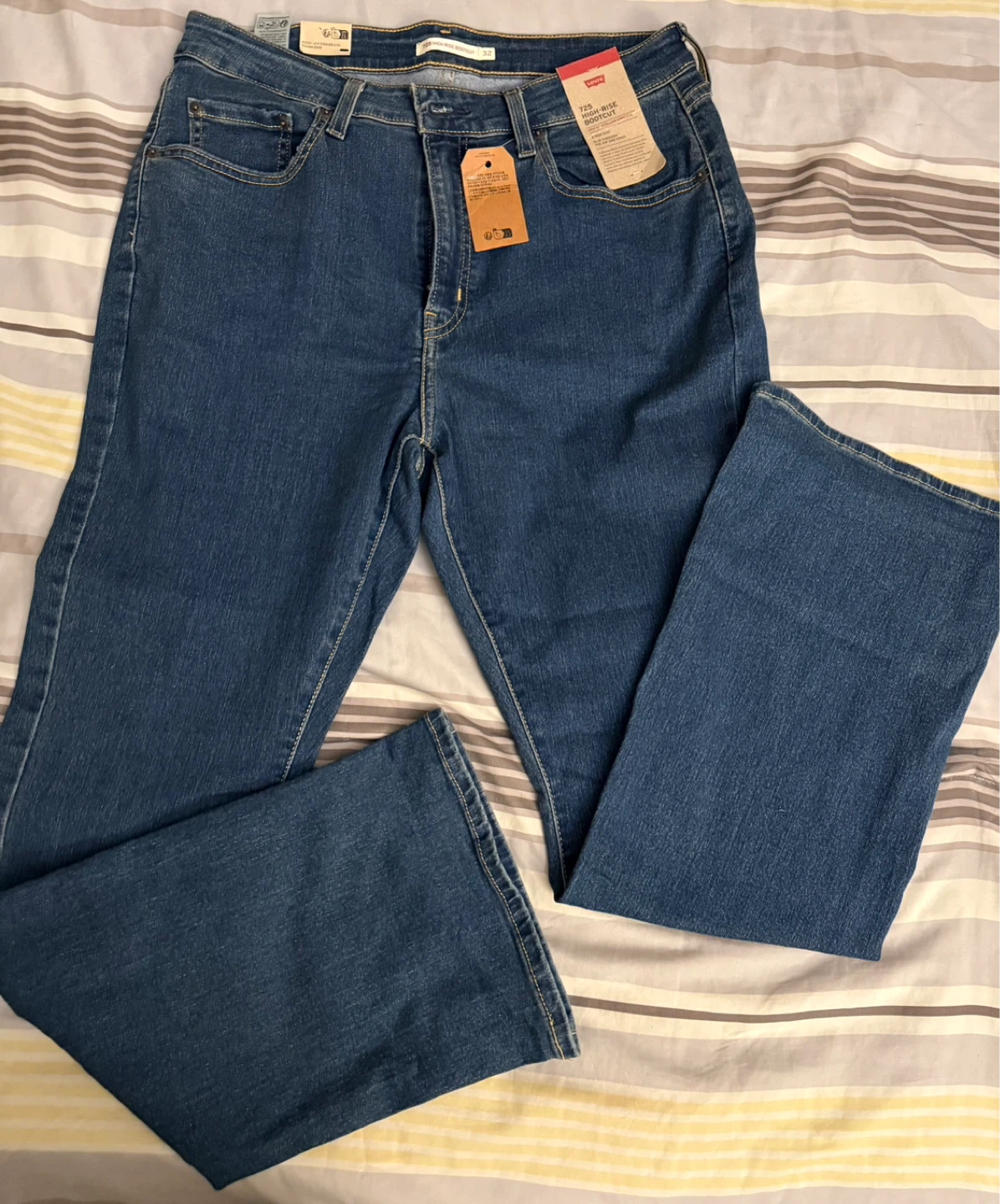 Levi's 725 High-Rise Bootcut Jeans Size 32