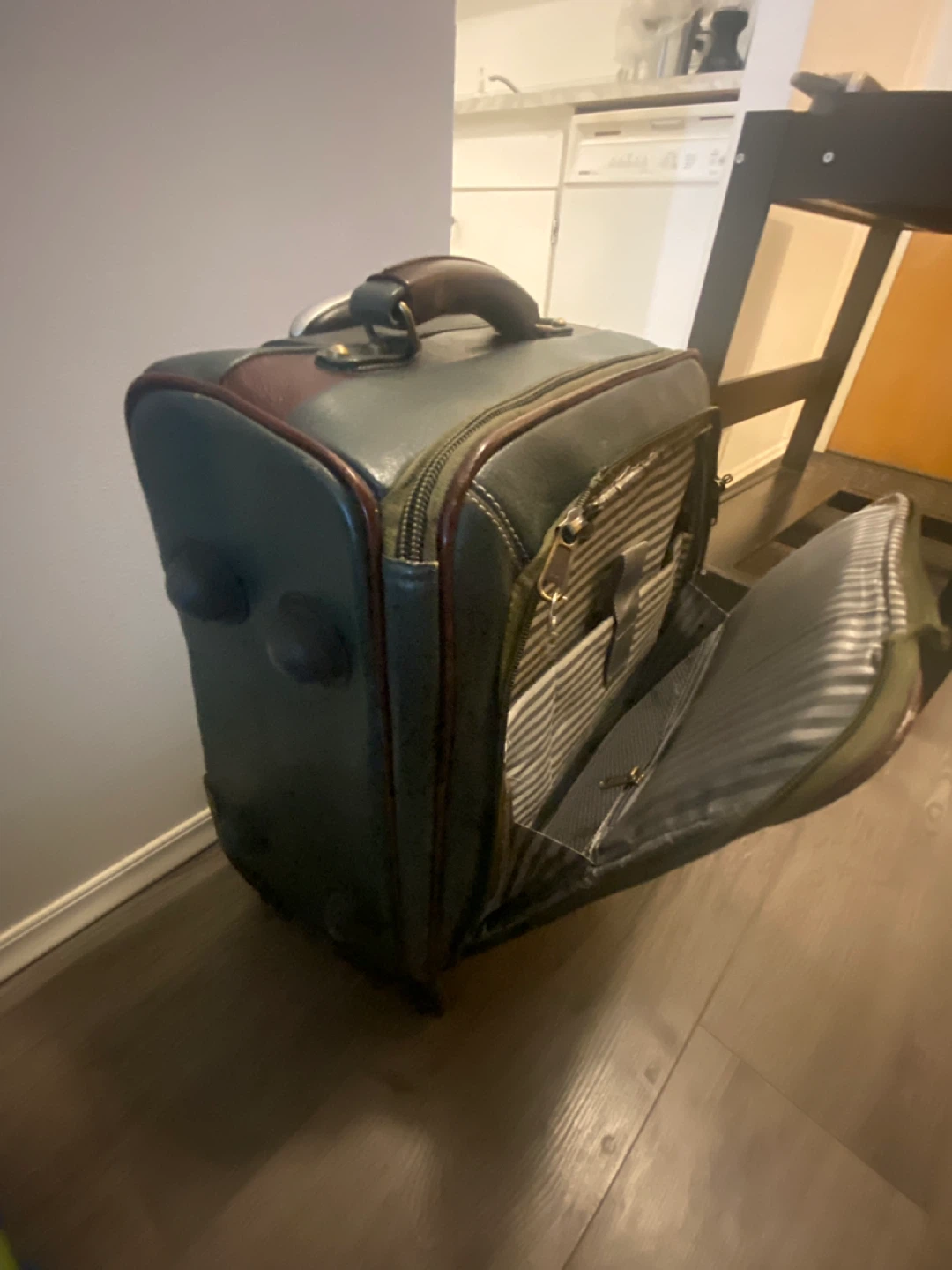 Carry on - Small suitcase - photo 4