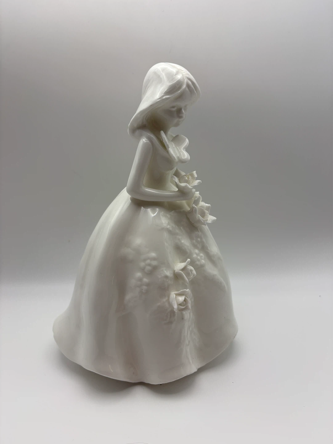 Vintage Ceramic Figurine - Lady with Flowers - photo 2