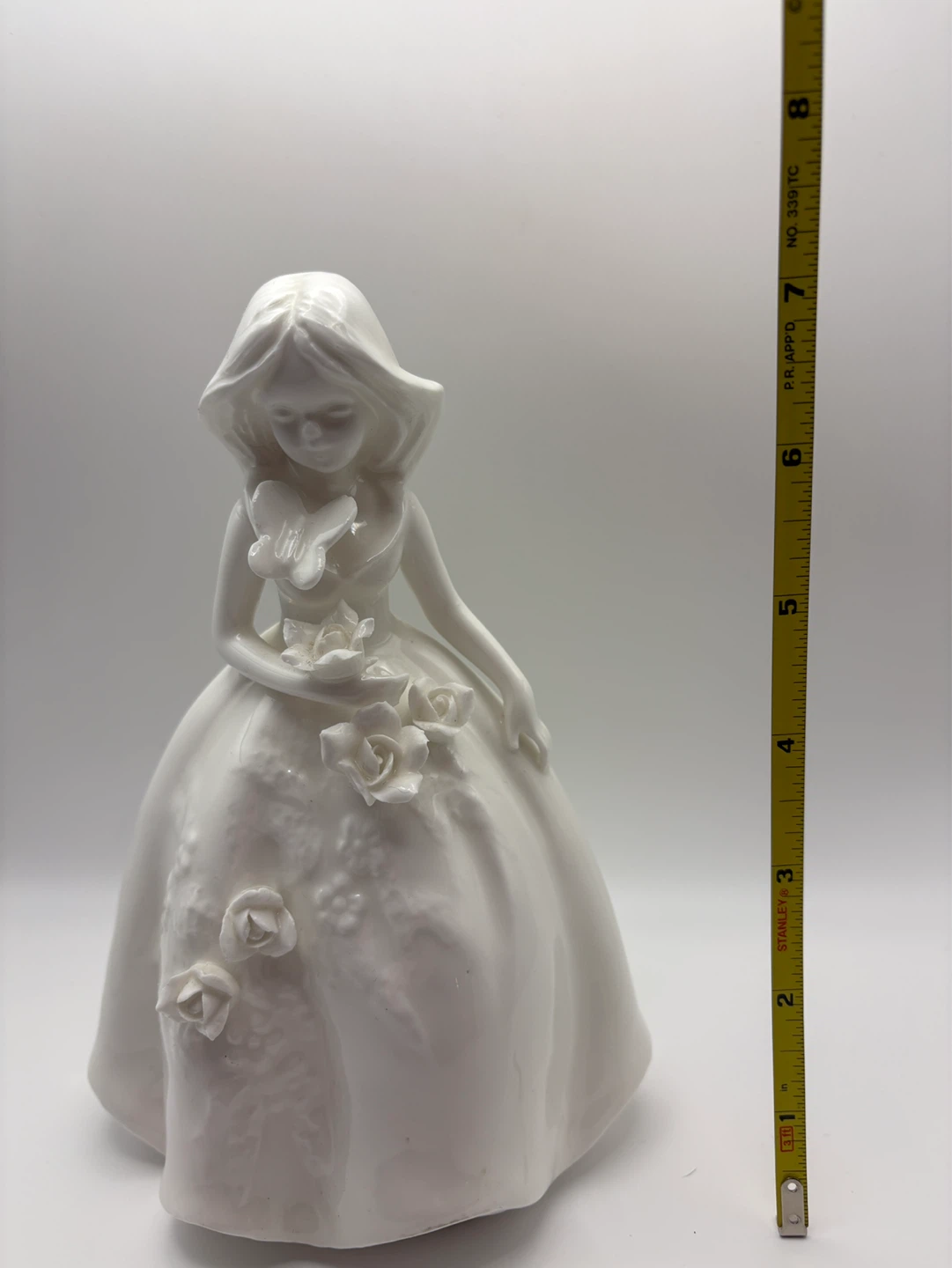 Vintage Ceramic Figurine - Lady with Flowers - photo 4