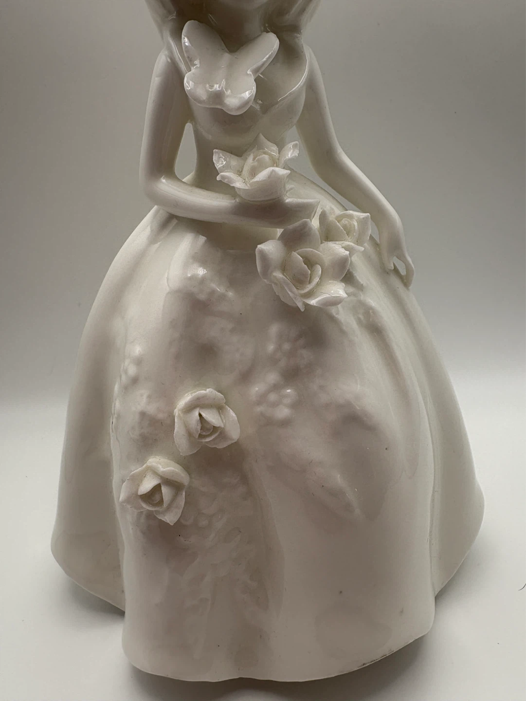 Vintage Ceramic Figurine - Lady with Flowers - photo 5