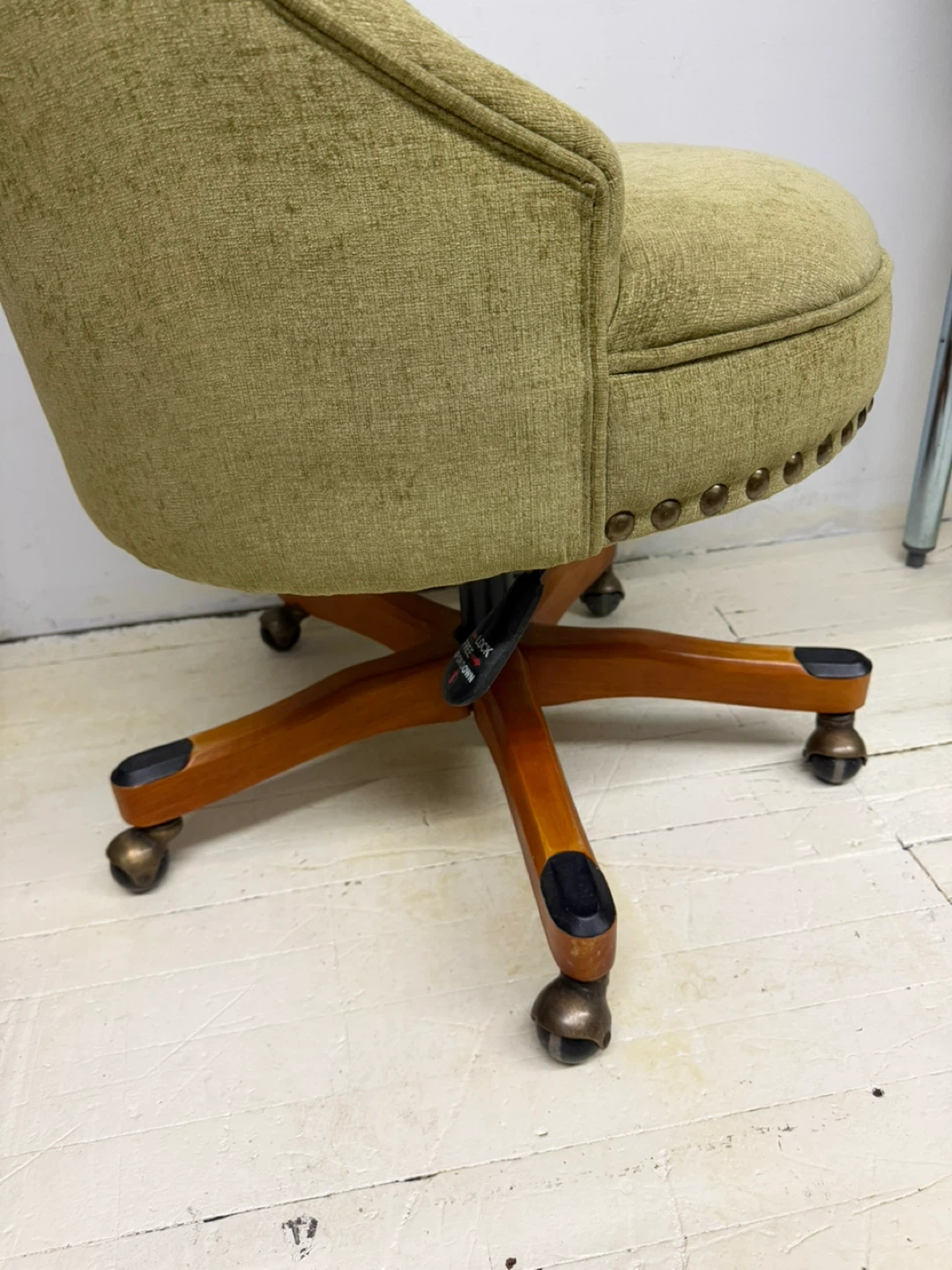 Vintage Tufted Swivel Office Chair - photo 4