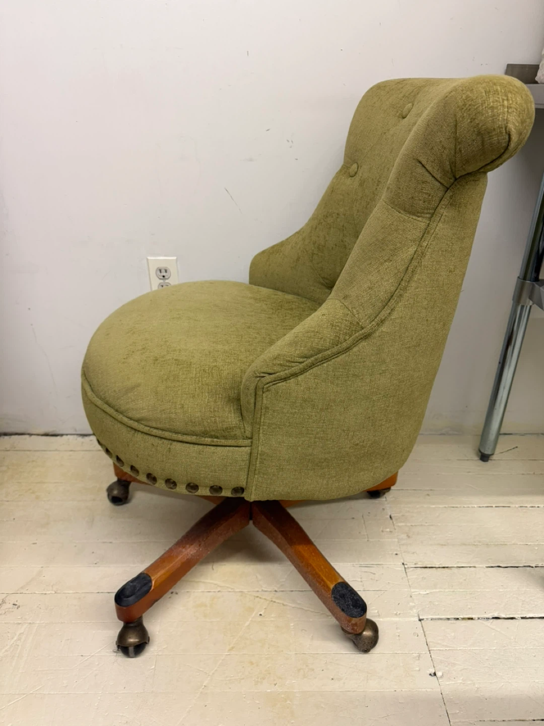 Vintage Tufted Swivel Office Chair - photo 2