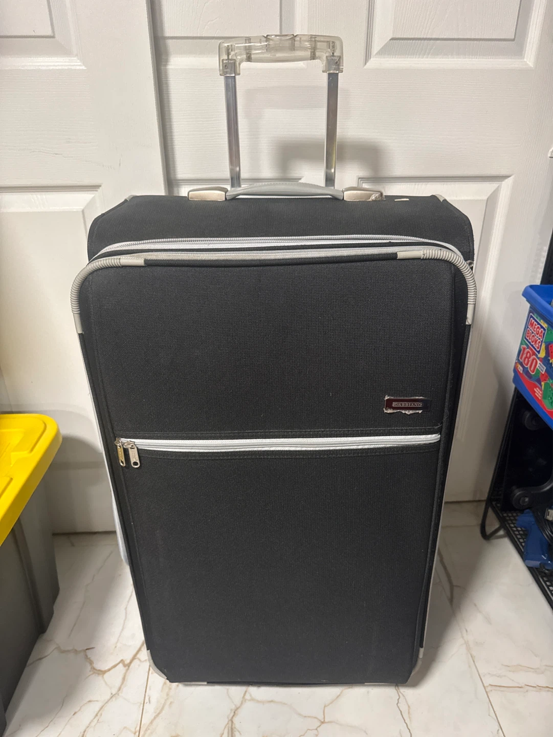Gabbiano Black Rolling Suitcase