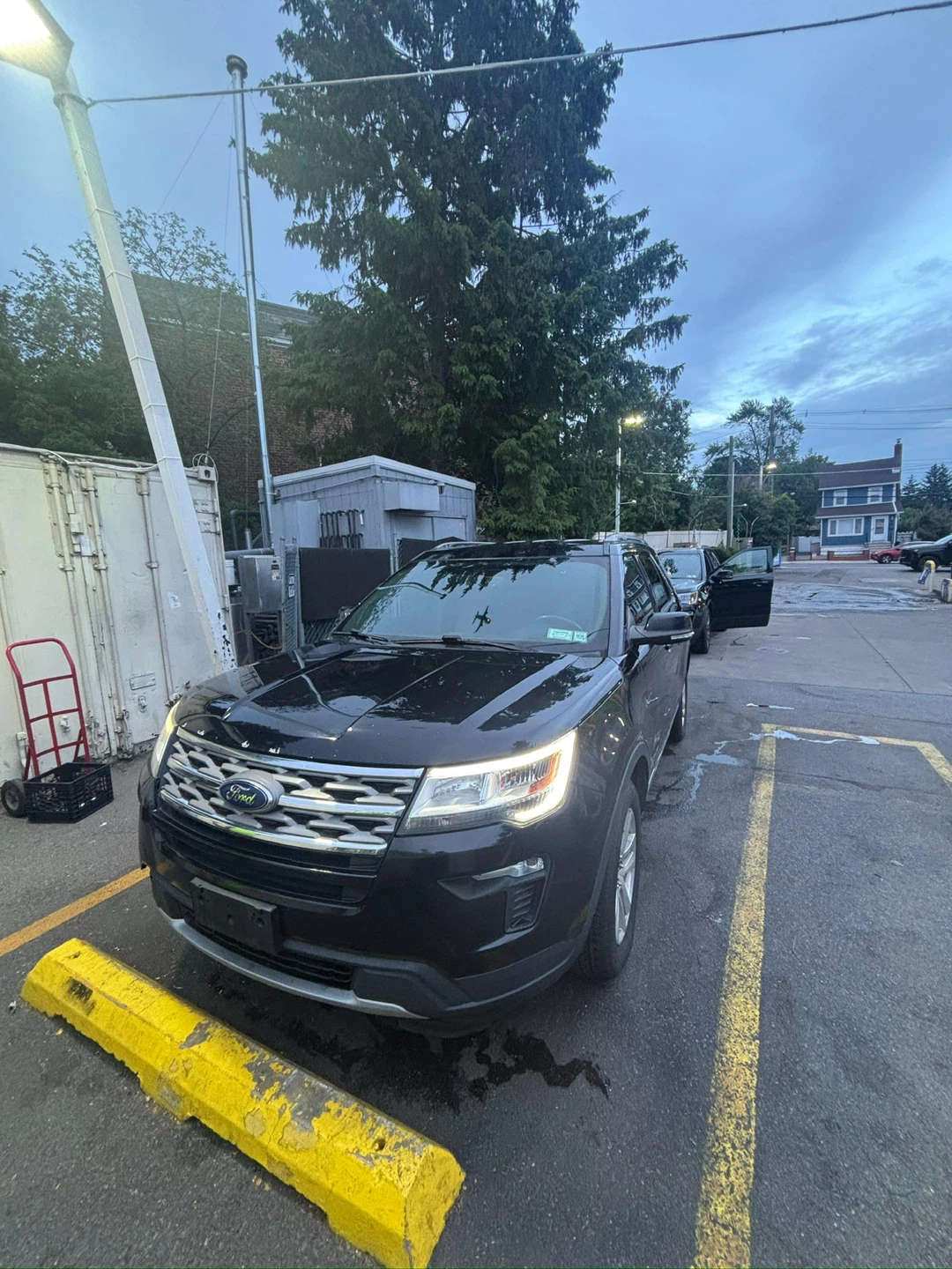 Black Ford Explorer XLT 4WD