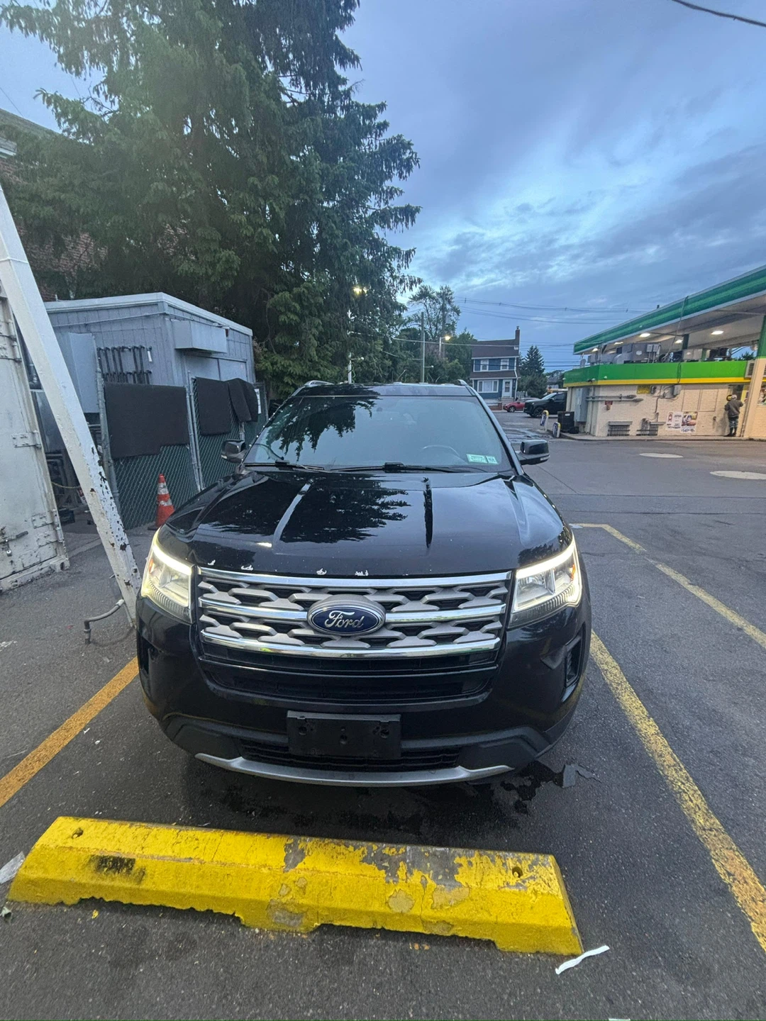 Black Ford Explorer XLT 4WD - photo 2