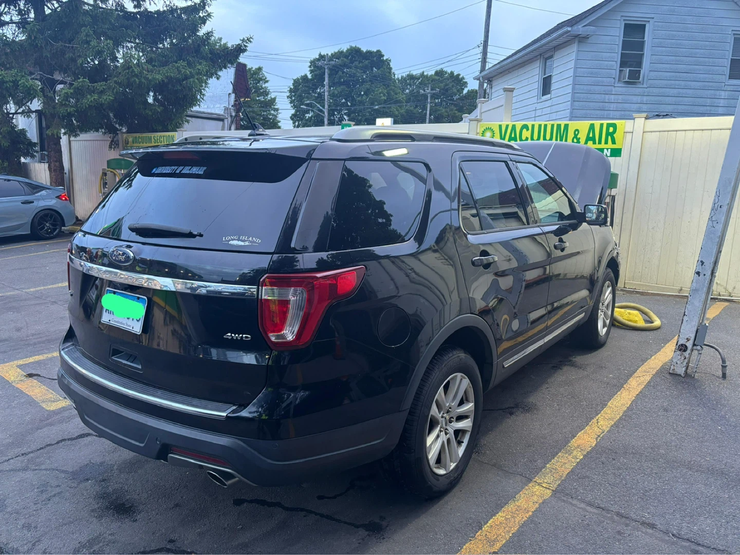 Black Ford Explorer XLT 4WD - photo 5