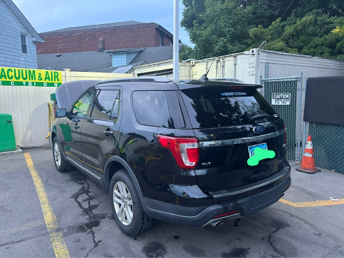 Black Ford Explorer XLT 4WD - photo 4