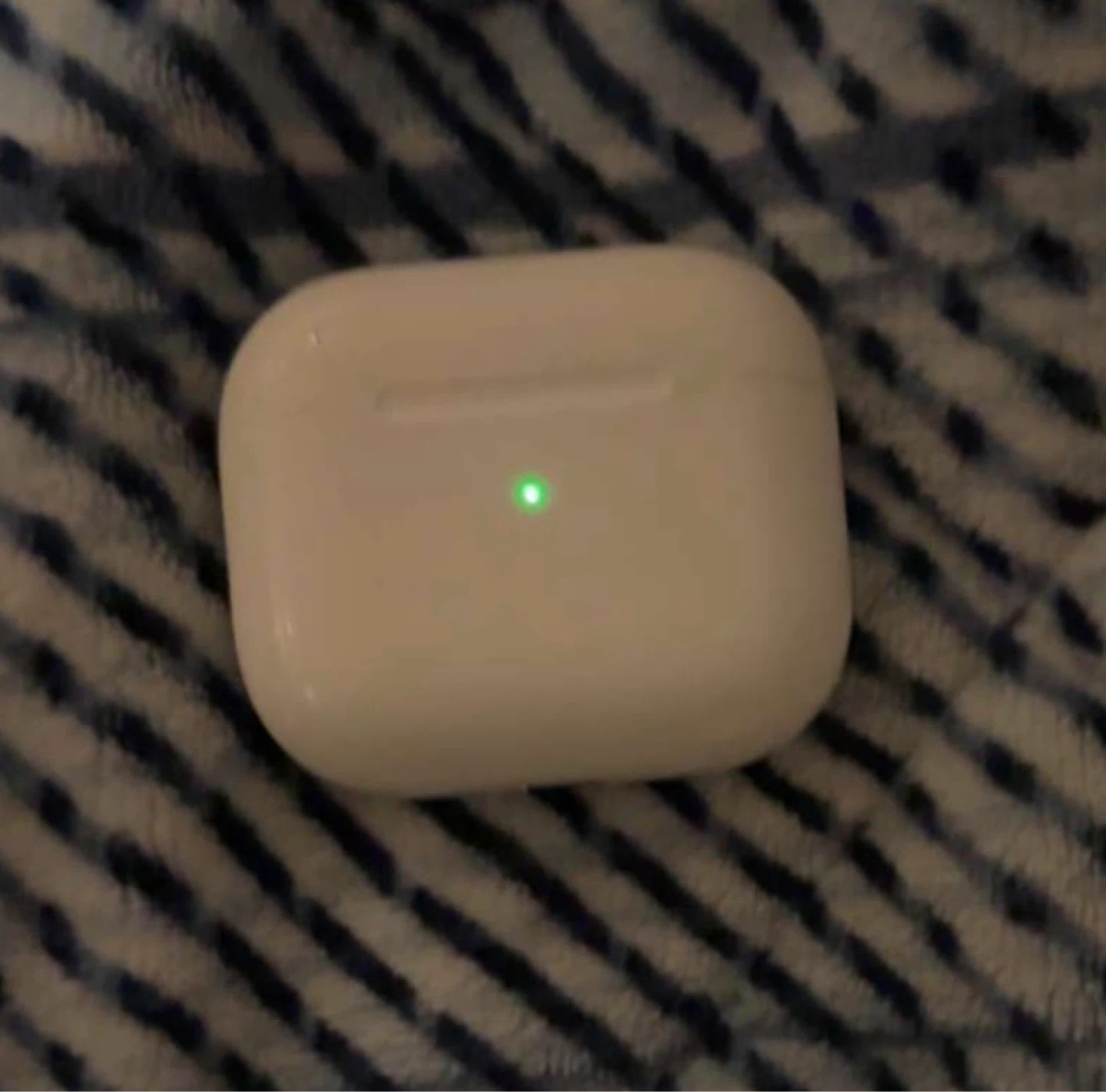 Apple AirPods Pro (3nd Generation) Charging Case - photo 3