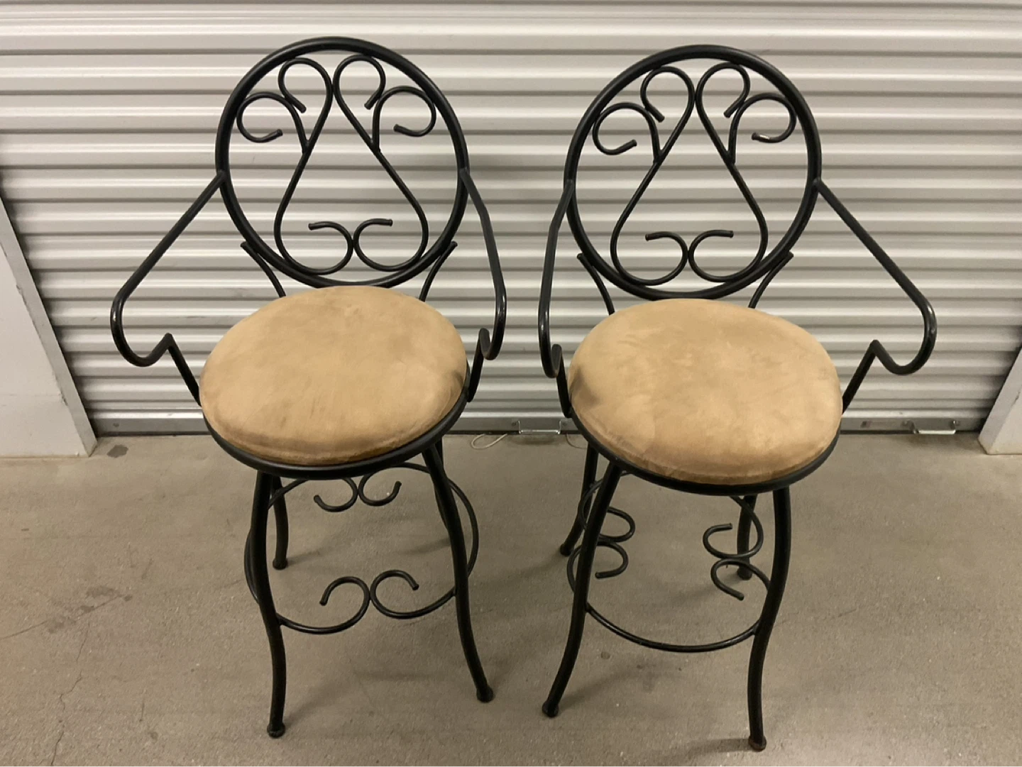 Pair of Swivel Bar Stools - photo 2