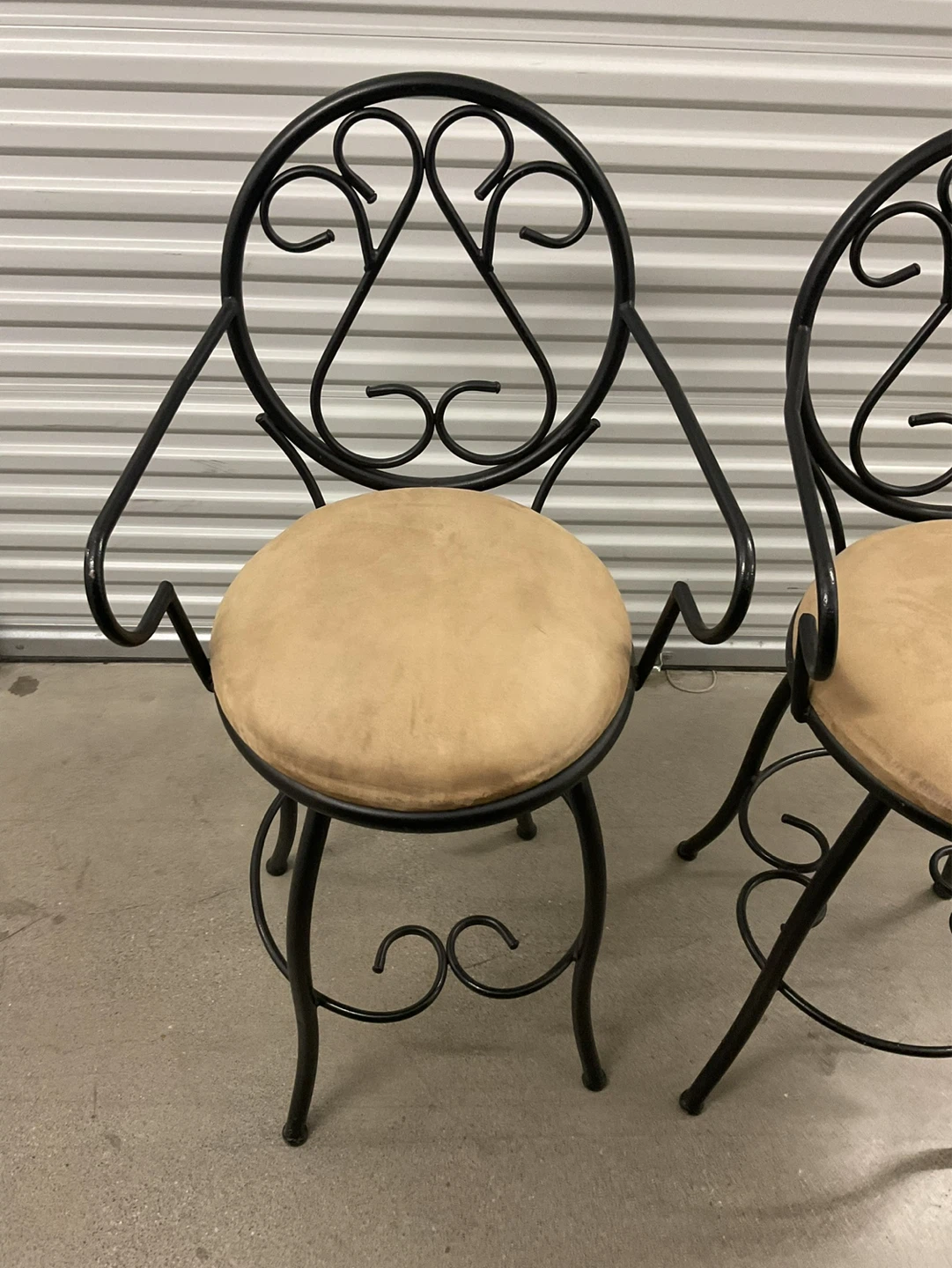 Pair of Swivel Bar Stools - photo 3