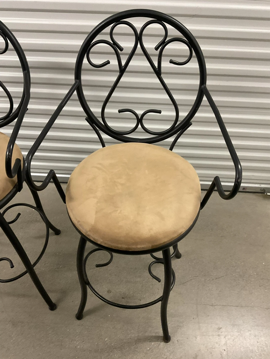 Pair of Swivel Bar Stools - photo 4