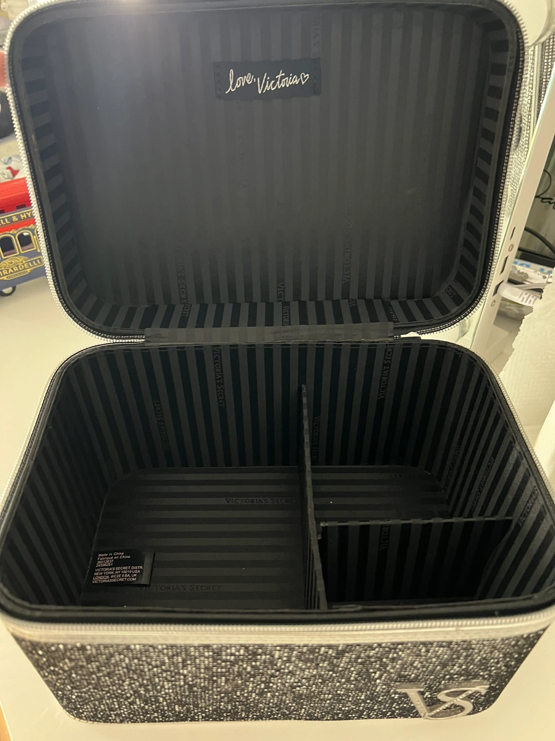 Victoria's Secret Sparkly Cosmetic Travel Case - photo 3