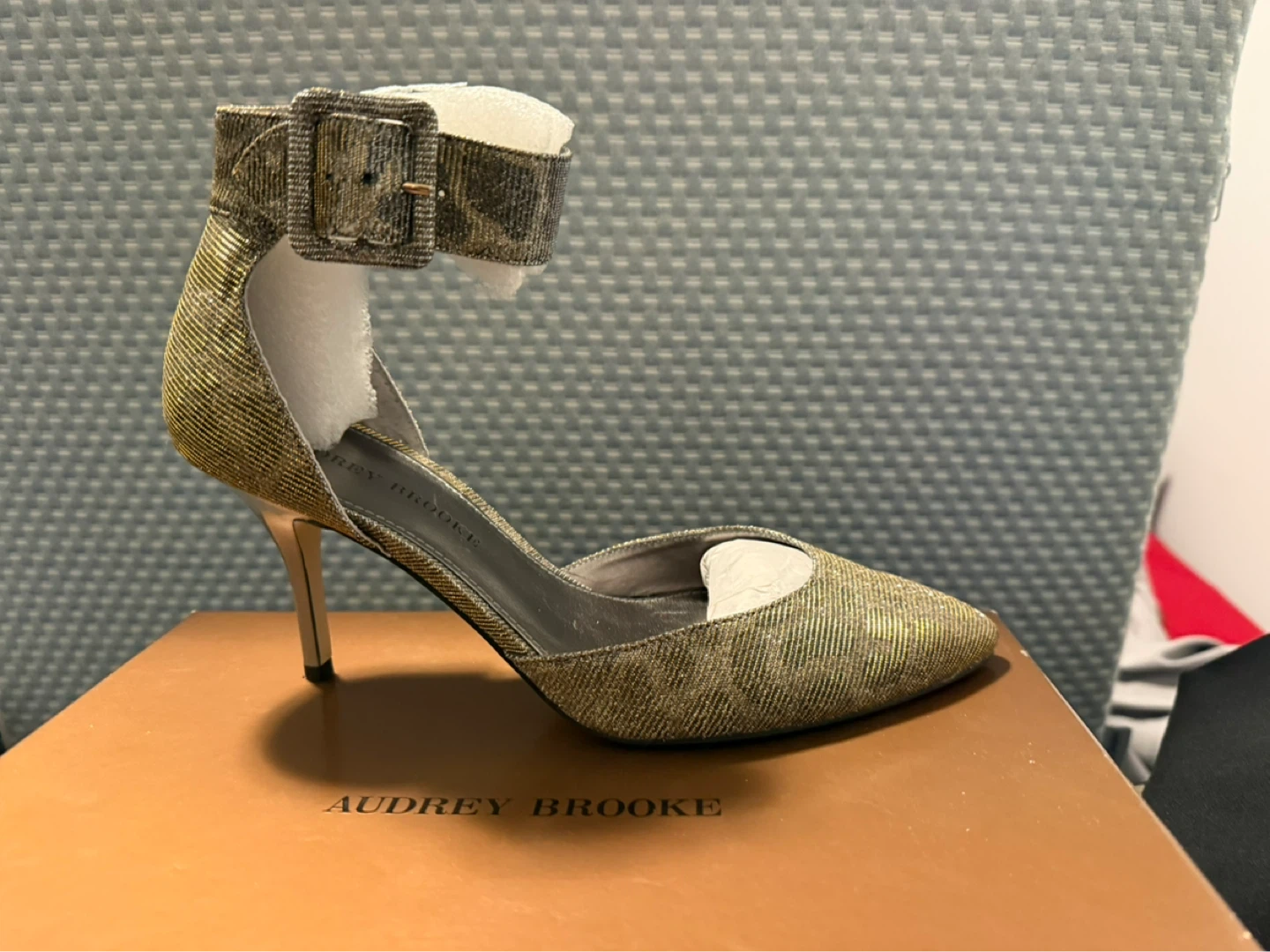 Audrey Brooke Women's Heels Size 8.5M Gold Sparkle Ankle Strap - photo 2
