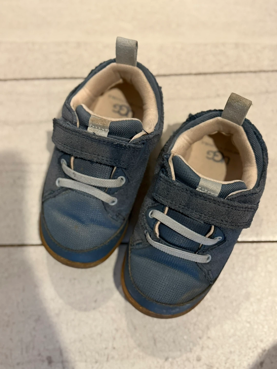 UGG toddler adventurer sneaker - size 8