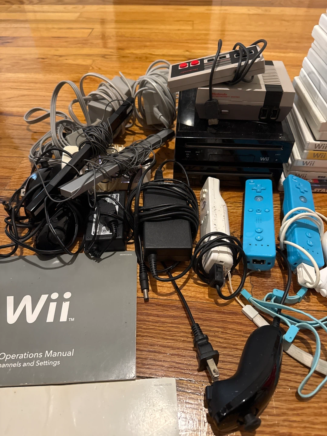 Nintendo Wii Console Bundle with Games and Accessories - photo 3