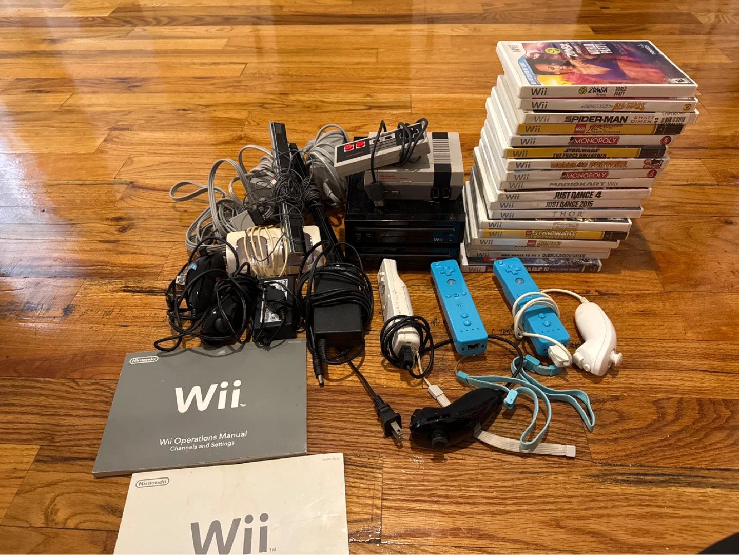 Nintendo Wii Console Bundle with Games and Accessories - photo 2