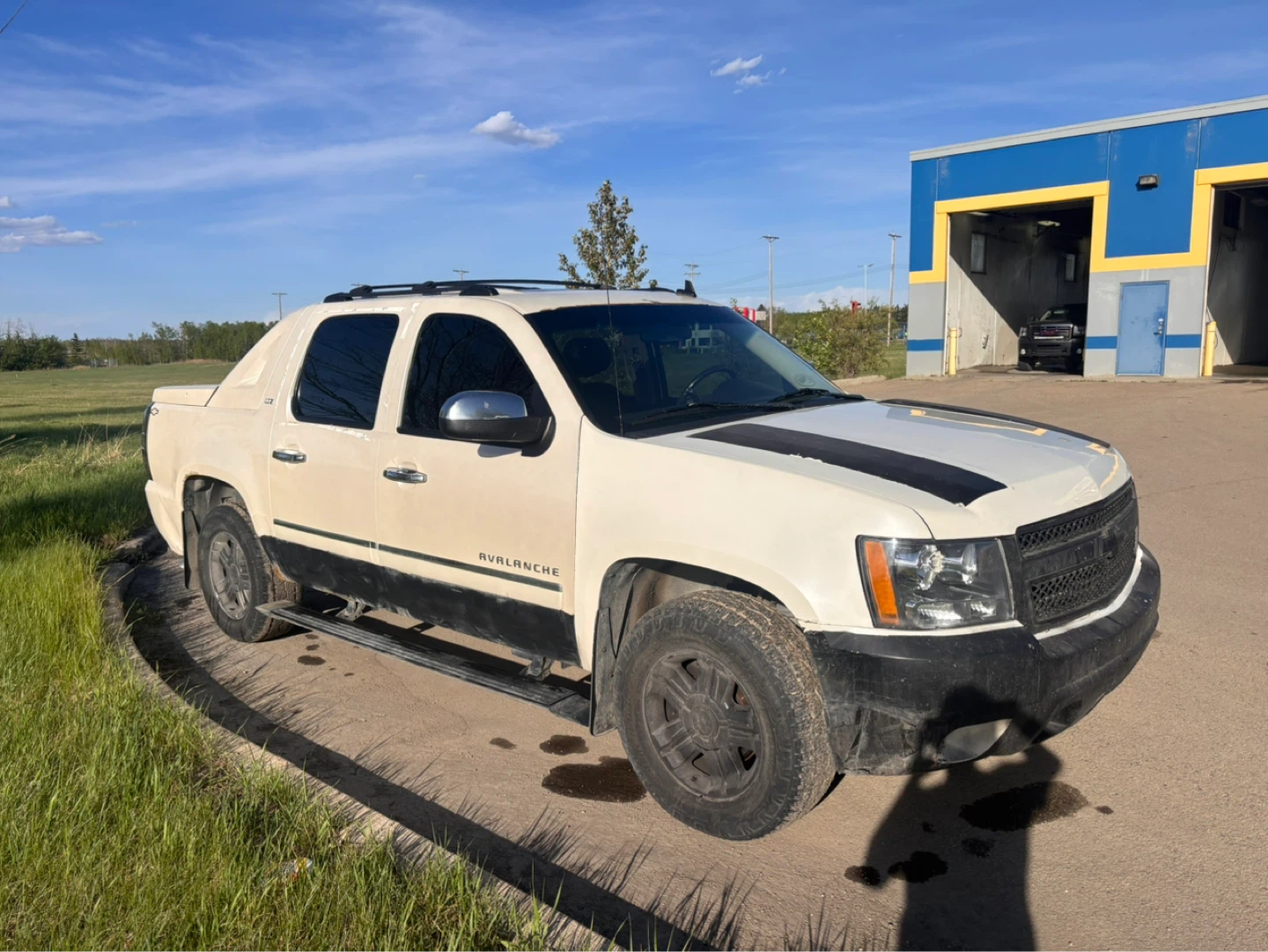 White Chevrolet Avalanche LTZ - photo 2