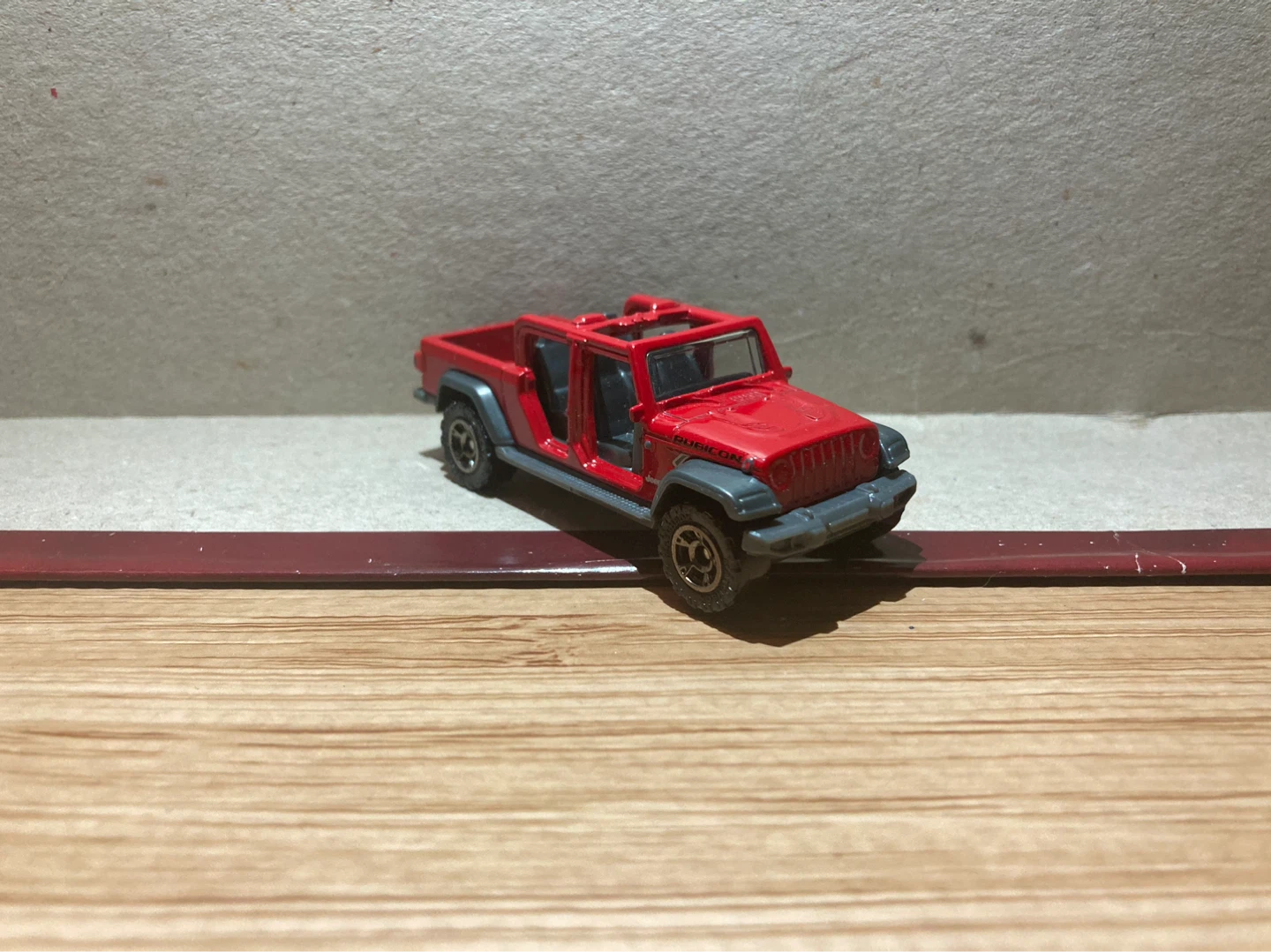 Matchbox Loose / 20 Jeep Gladiator / Red