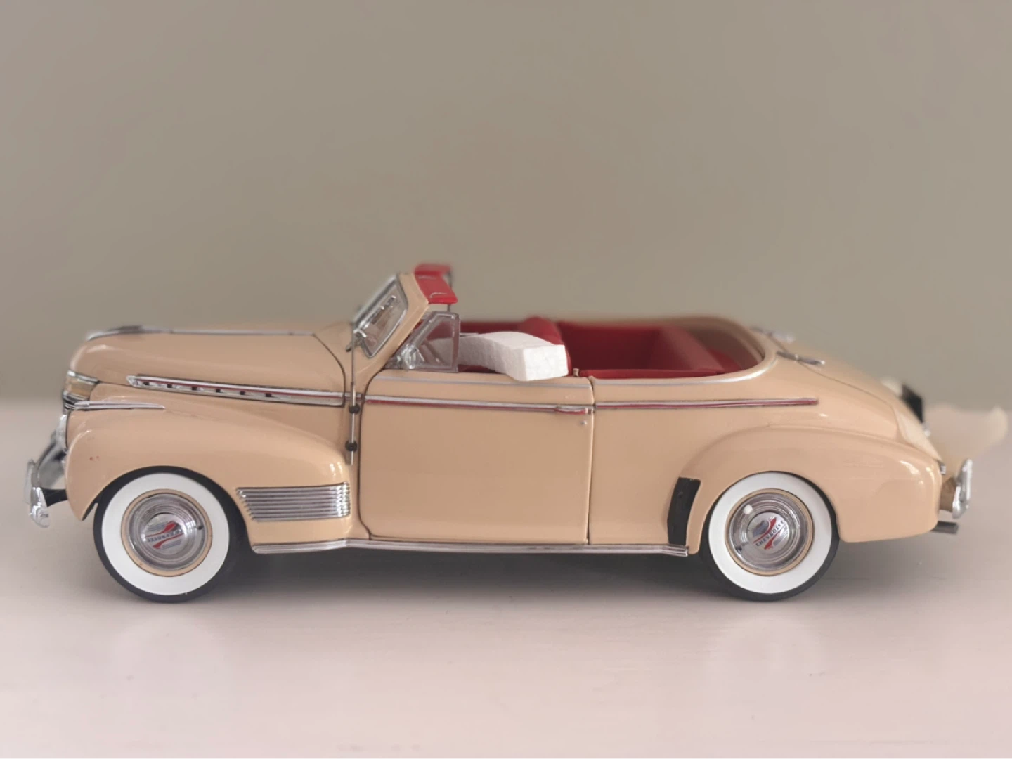 Danbury Mint 1941 Chevrolet Special Deluxe Convertible Model Car - photo 3