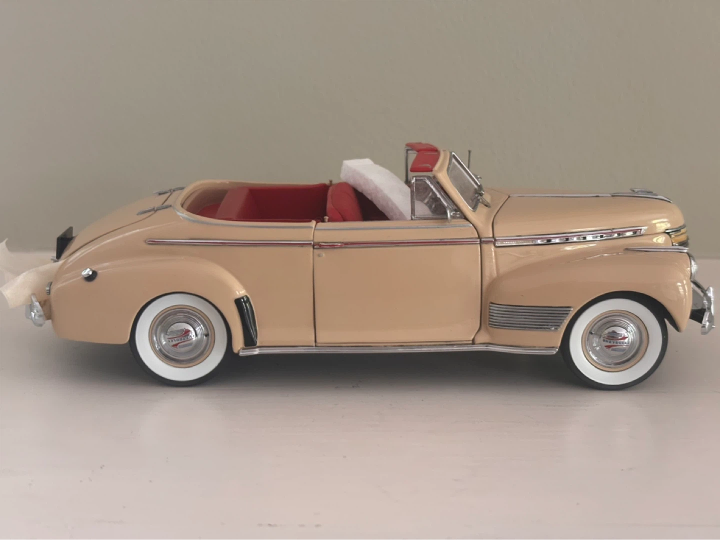 Danbury Mint 1941 Chevrolet Special Deluxe Convertible Model Car - photo 4
