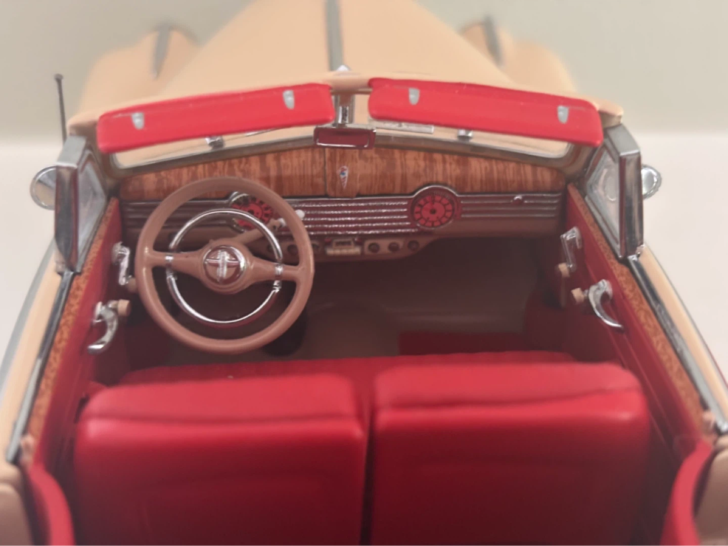 Danbury Mint 1941 Chevrolet Special Deluxe Convertible Model Car - photo 5