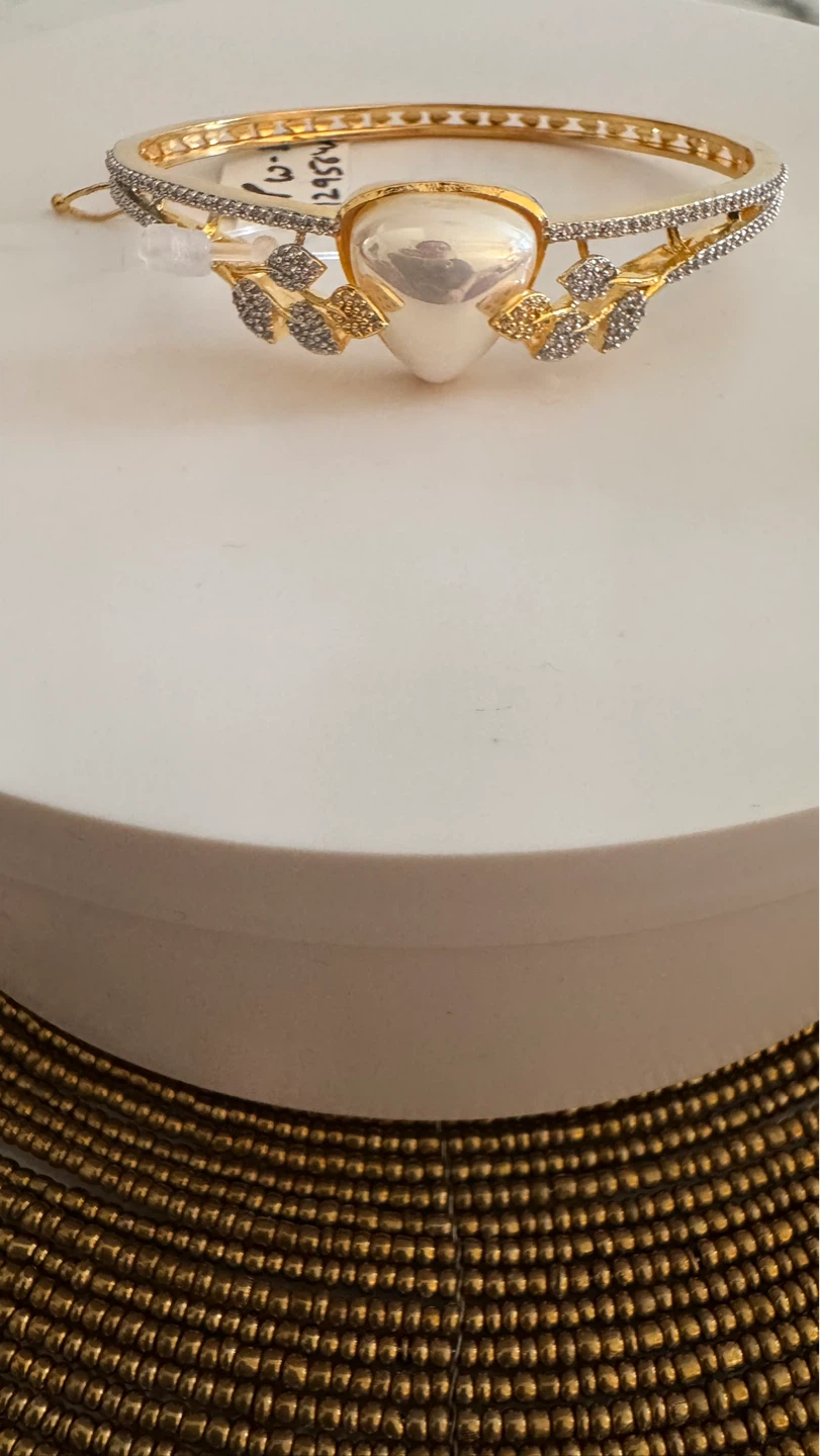 Gold Tone bracelet with Pearl Accent and Rhinestones - photo 4