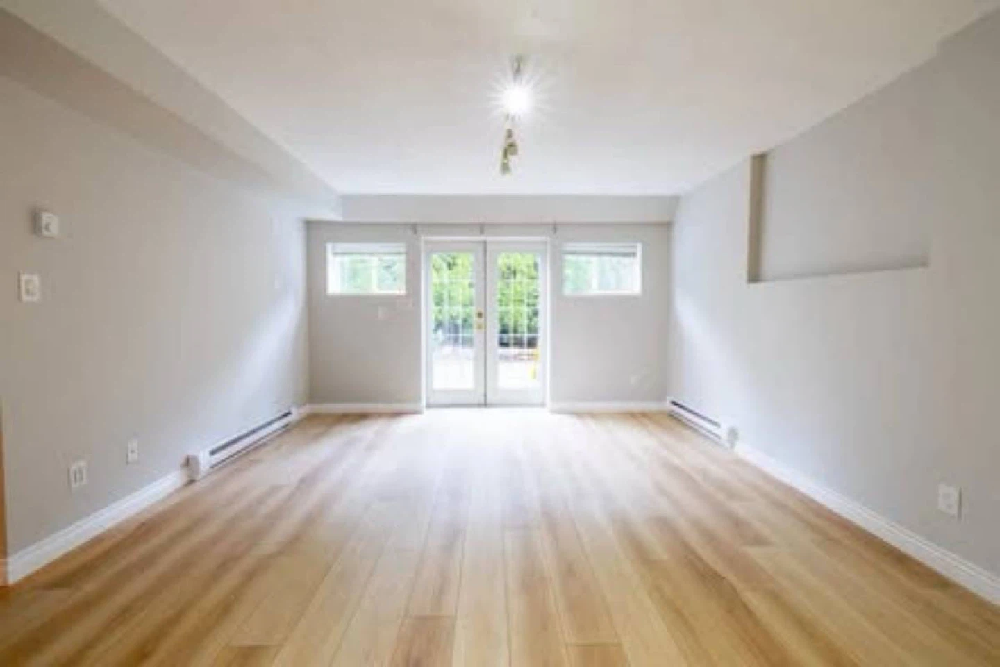 Charming 2 Bed, 1 Bath Home with Modern Kitchen - photo 3