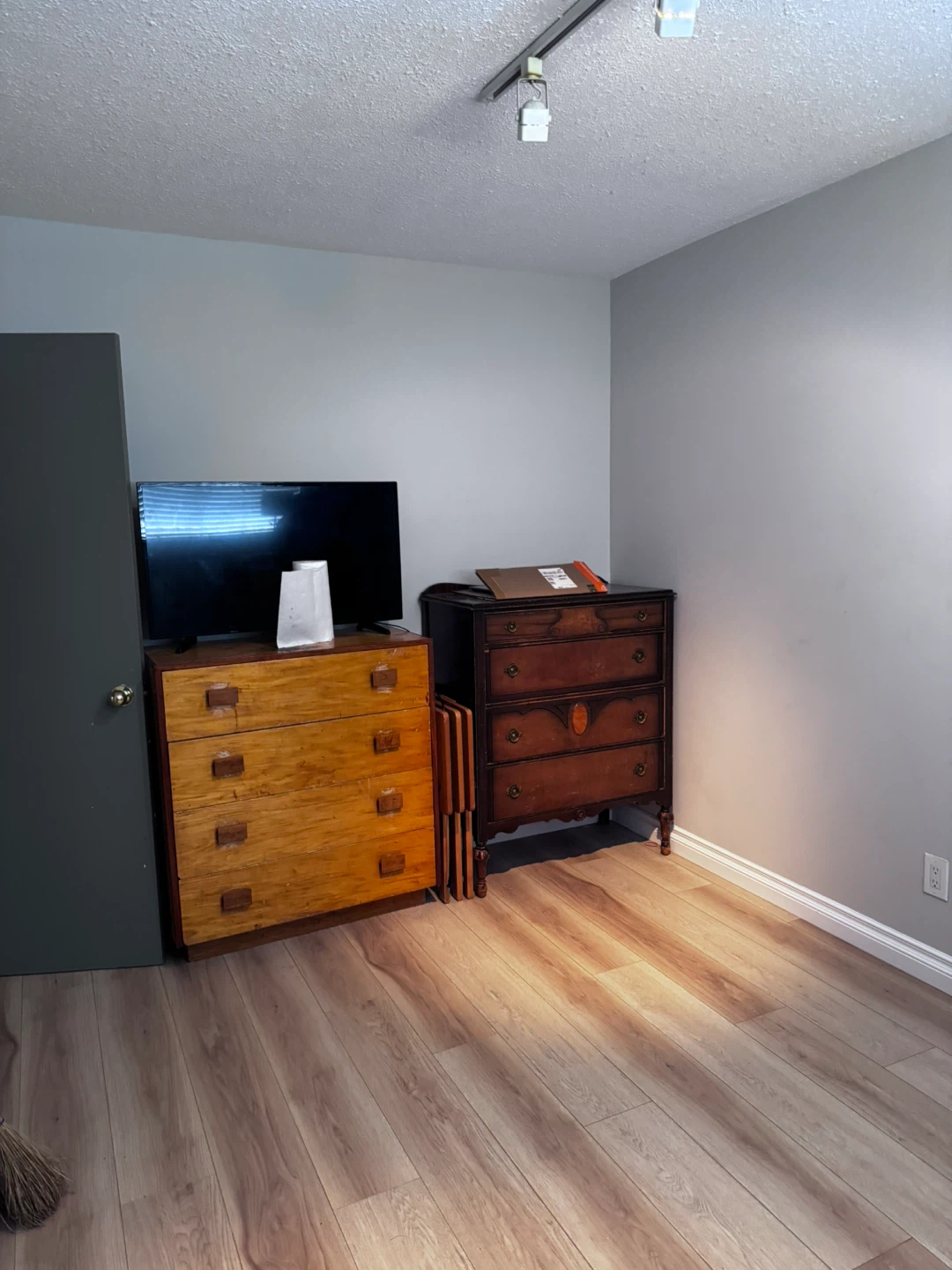 Charming 2 Bed, 1 Bath Home with Modern Kitchen - photo 5