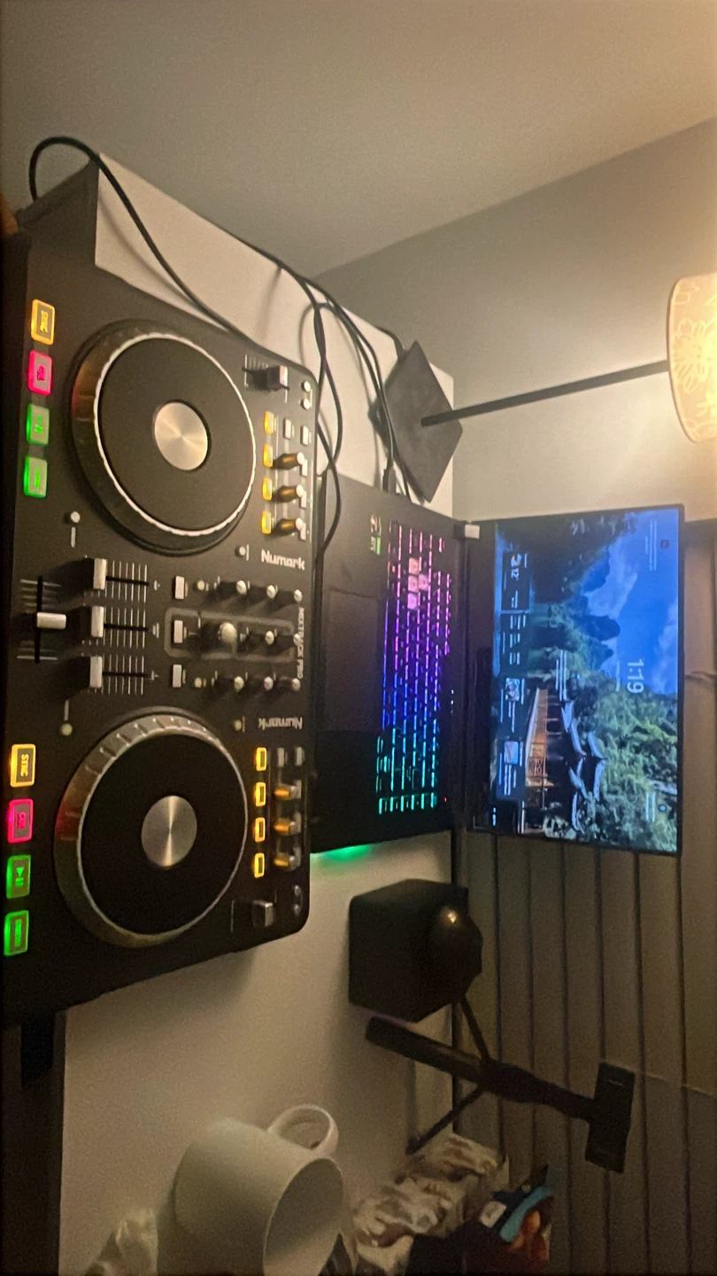 Numark Mixtrack Pro DJ Controller - photo 3