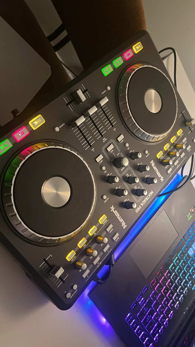 Numark Mixtrack Pro DJ Controller - photo 4