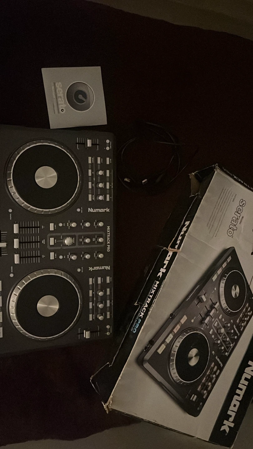 Numark Mixtrack Pro DJ Controller - photo 2