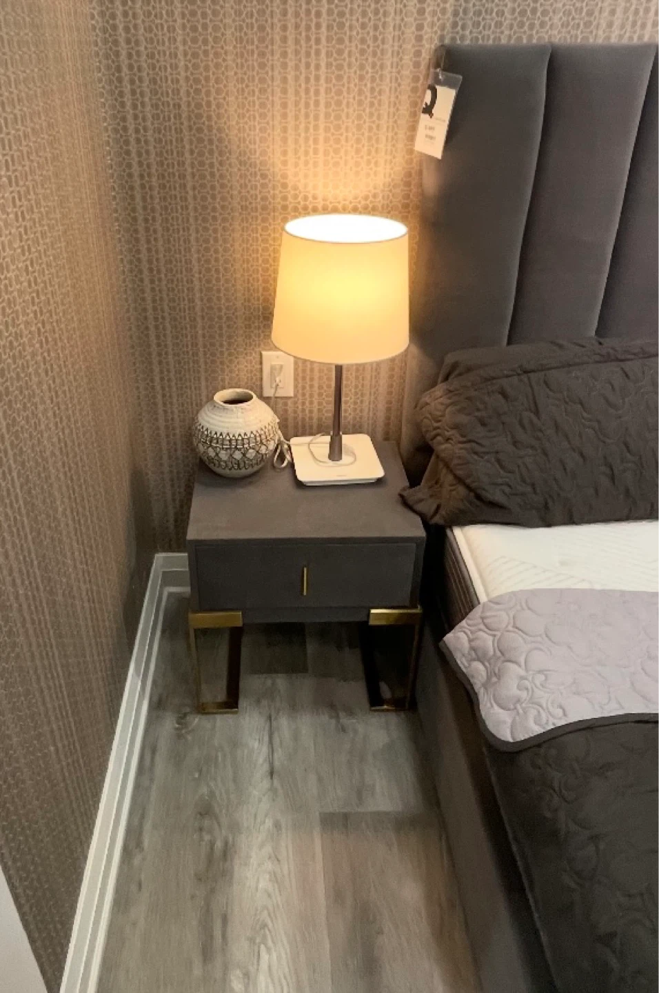 Queen Bed + 2 Nightstands - photo 2