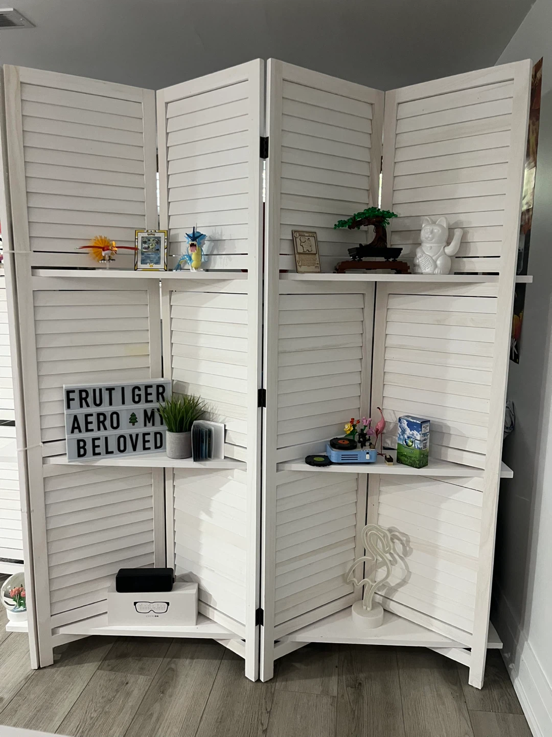 HOMCOM 4 Panel Room Divider with Display Shelf - White