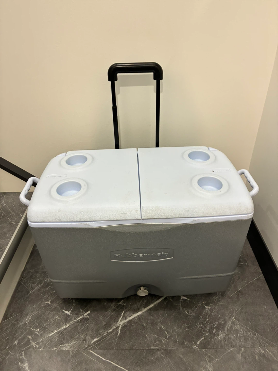 Rubbermaid Wheeled Cooler