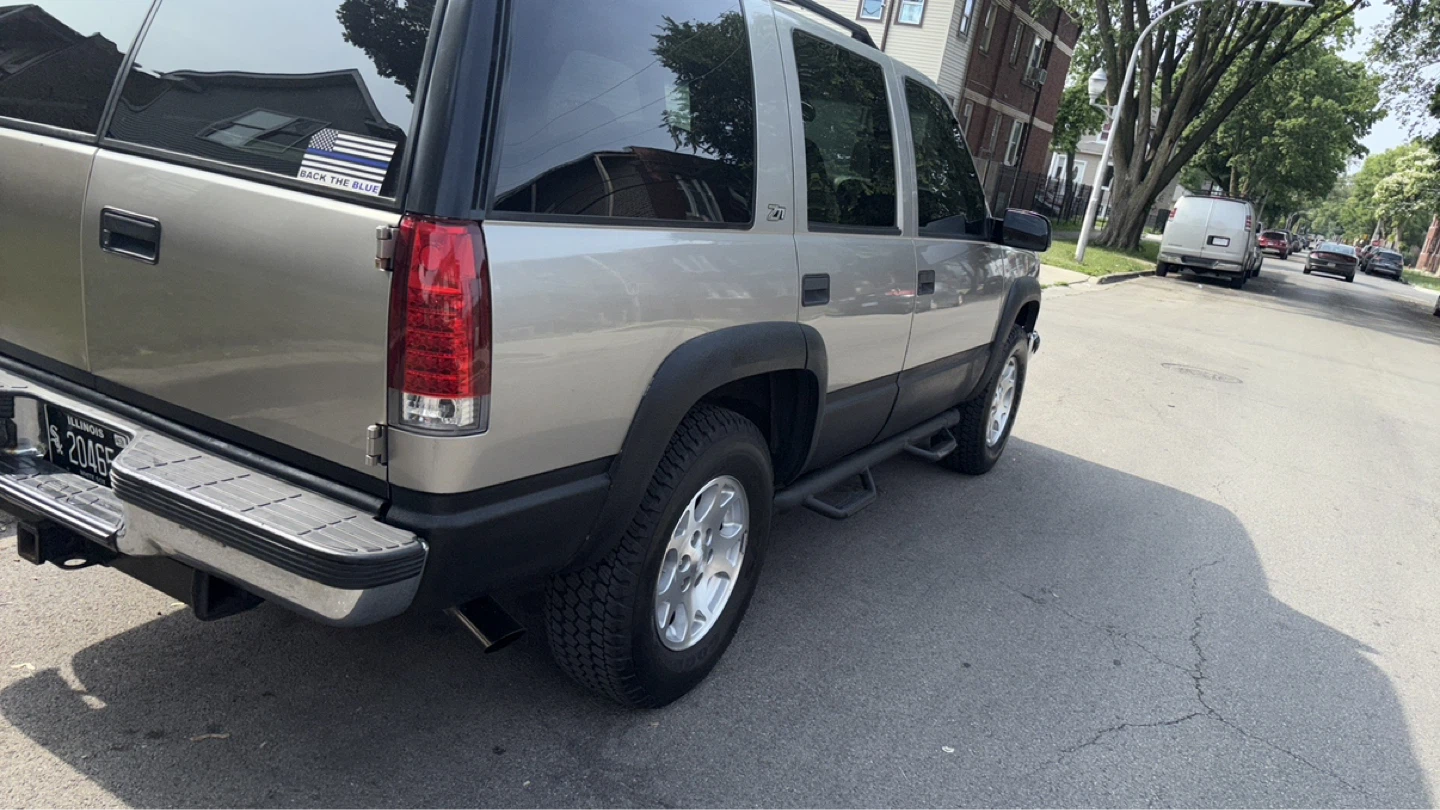 Chevrolet Tahoe SUV - photo 2