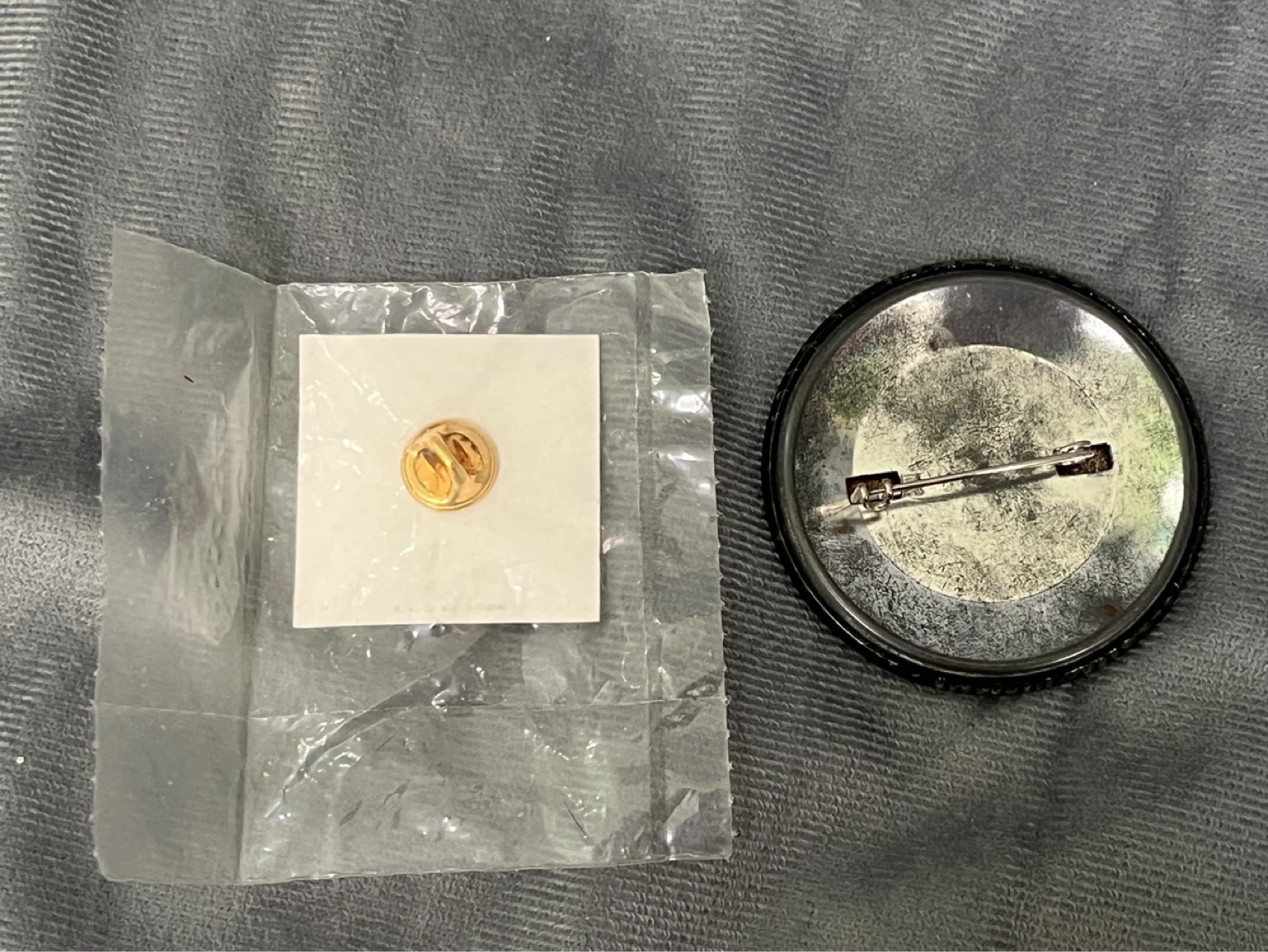 Vintage 1980s Apple computers pin & Commodore 64 button/badge - photo 2