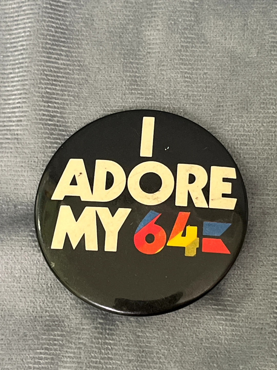 Vintage 1980s Apple computers pin & Commodore 64 button/badge - photo 3