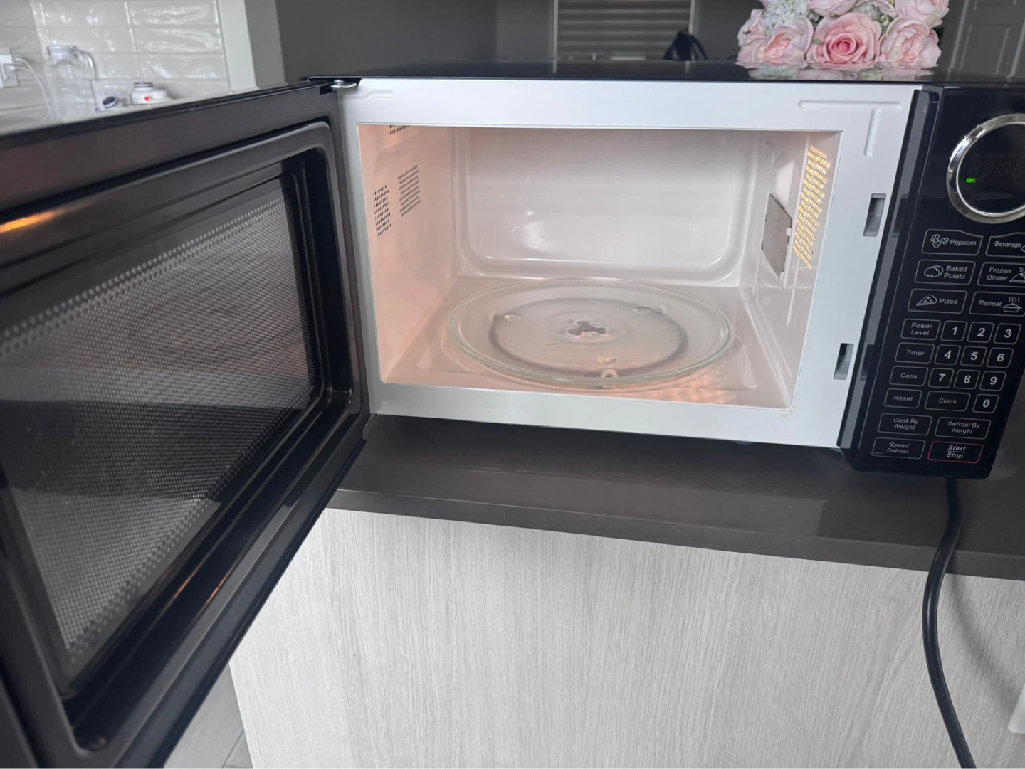 RCA 0.9 cu ft Microwave - photo 2