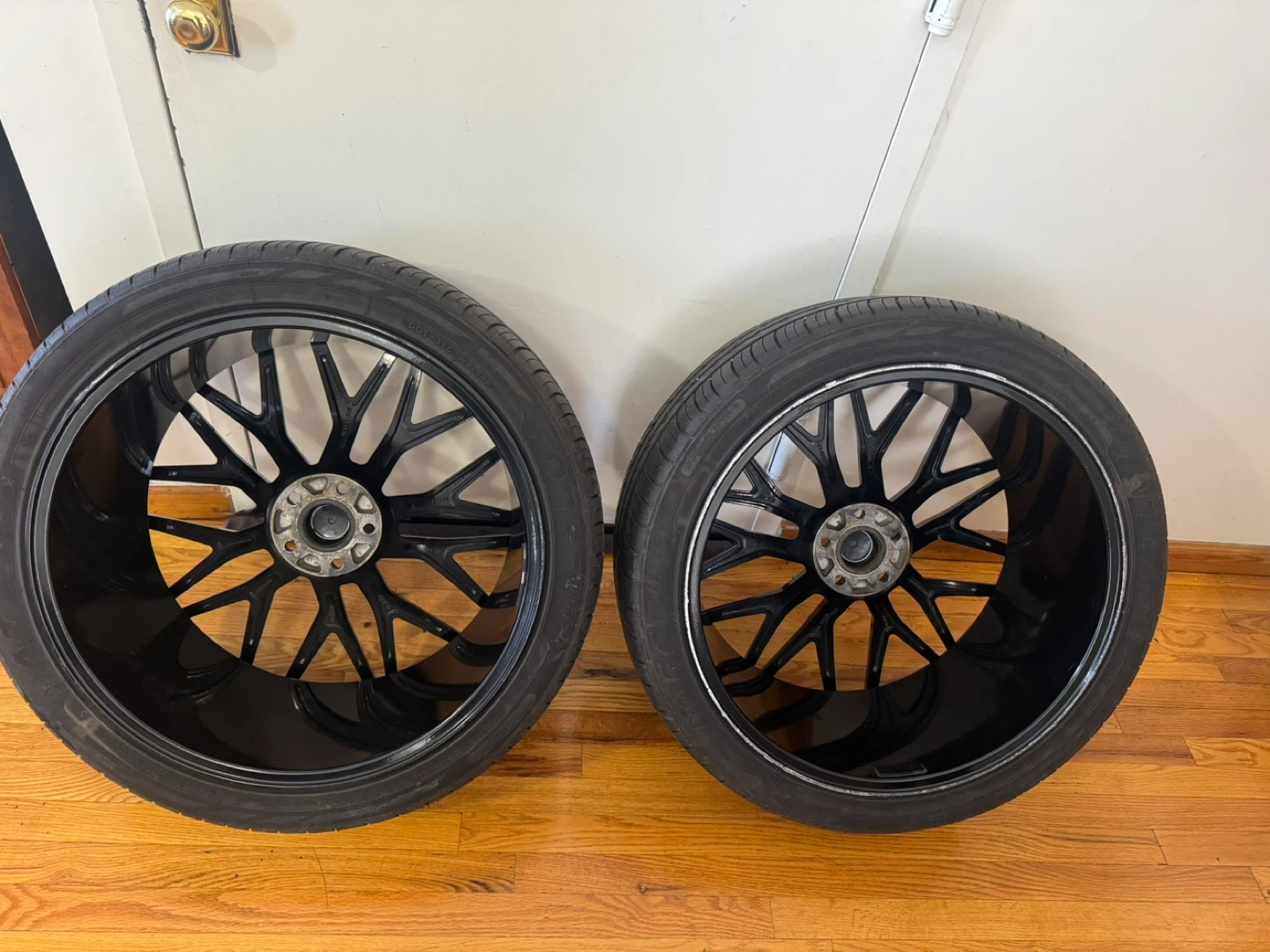 Gloss Black 22" Rims with 265/40/22 Tires - photo 3