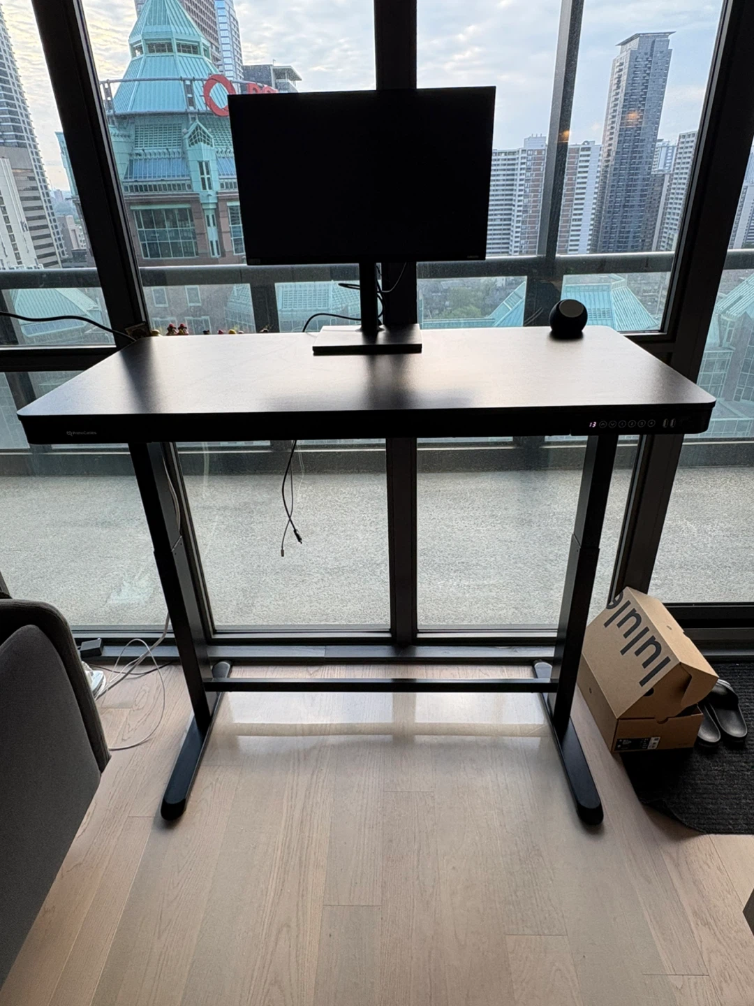 Standing desk with motor in great condition - photo 2