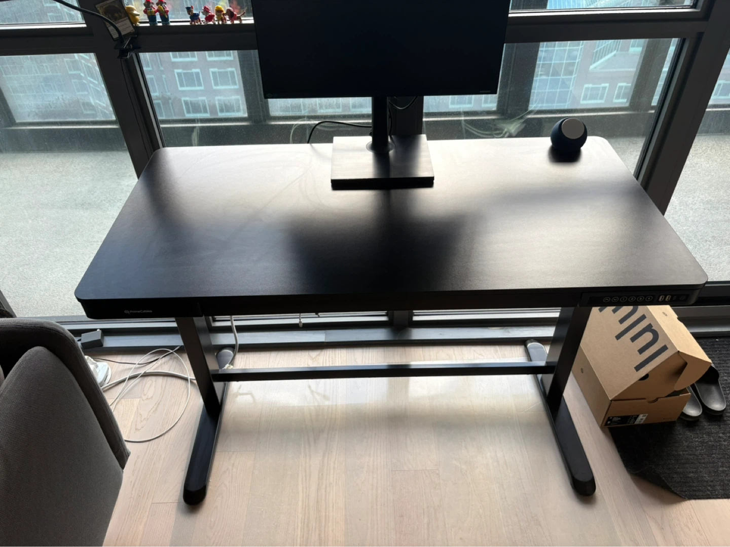 Standing desk with motor in great condition