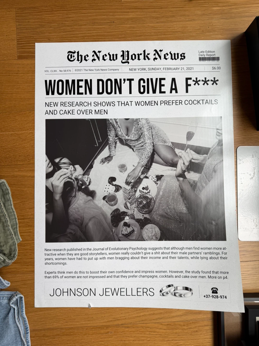 Wall print News article Women Dont give a f***
