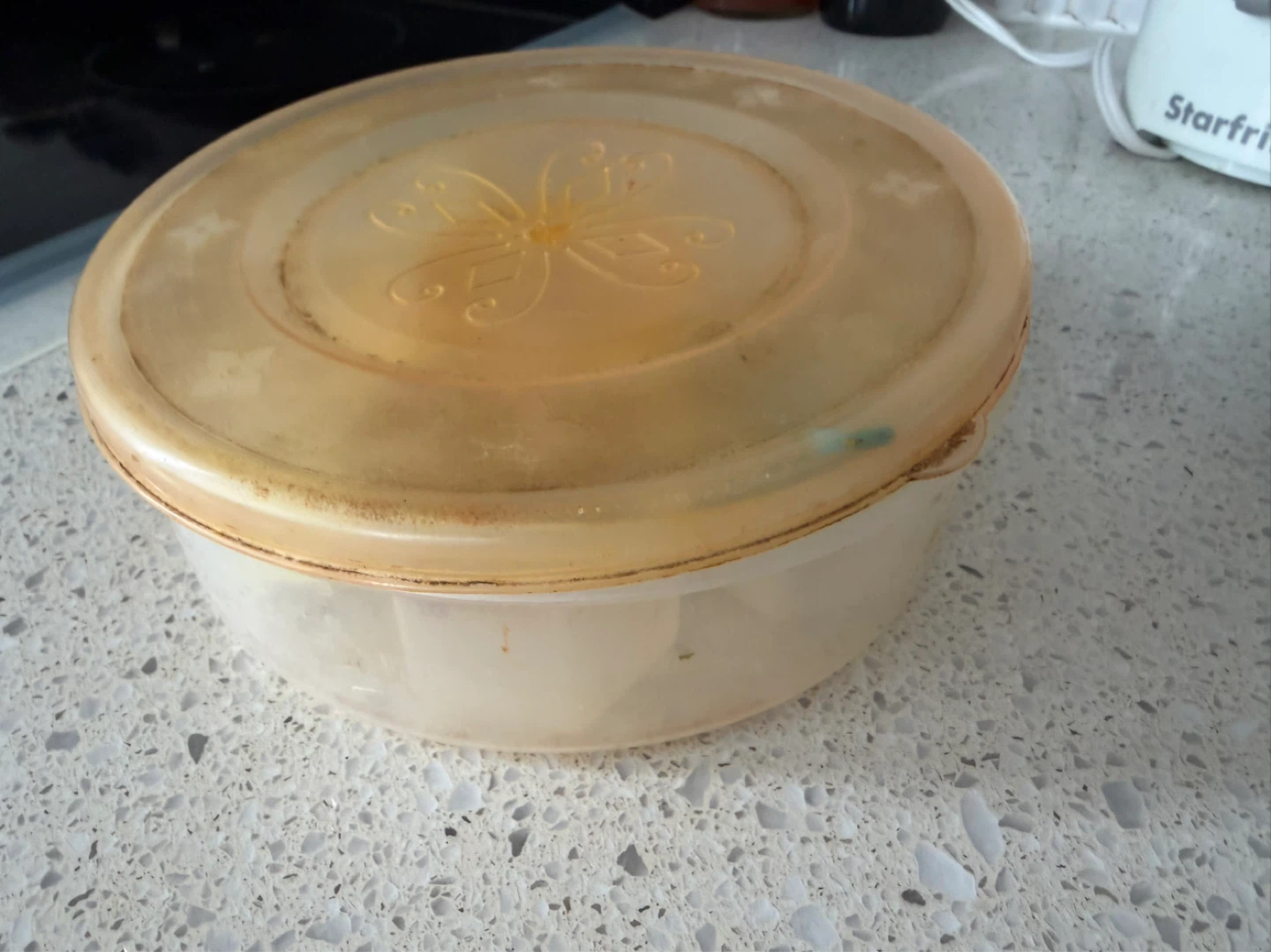 Round spice container with 7 compartments and 2 spoons